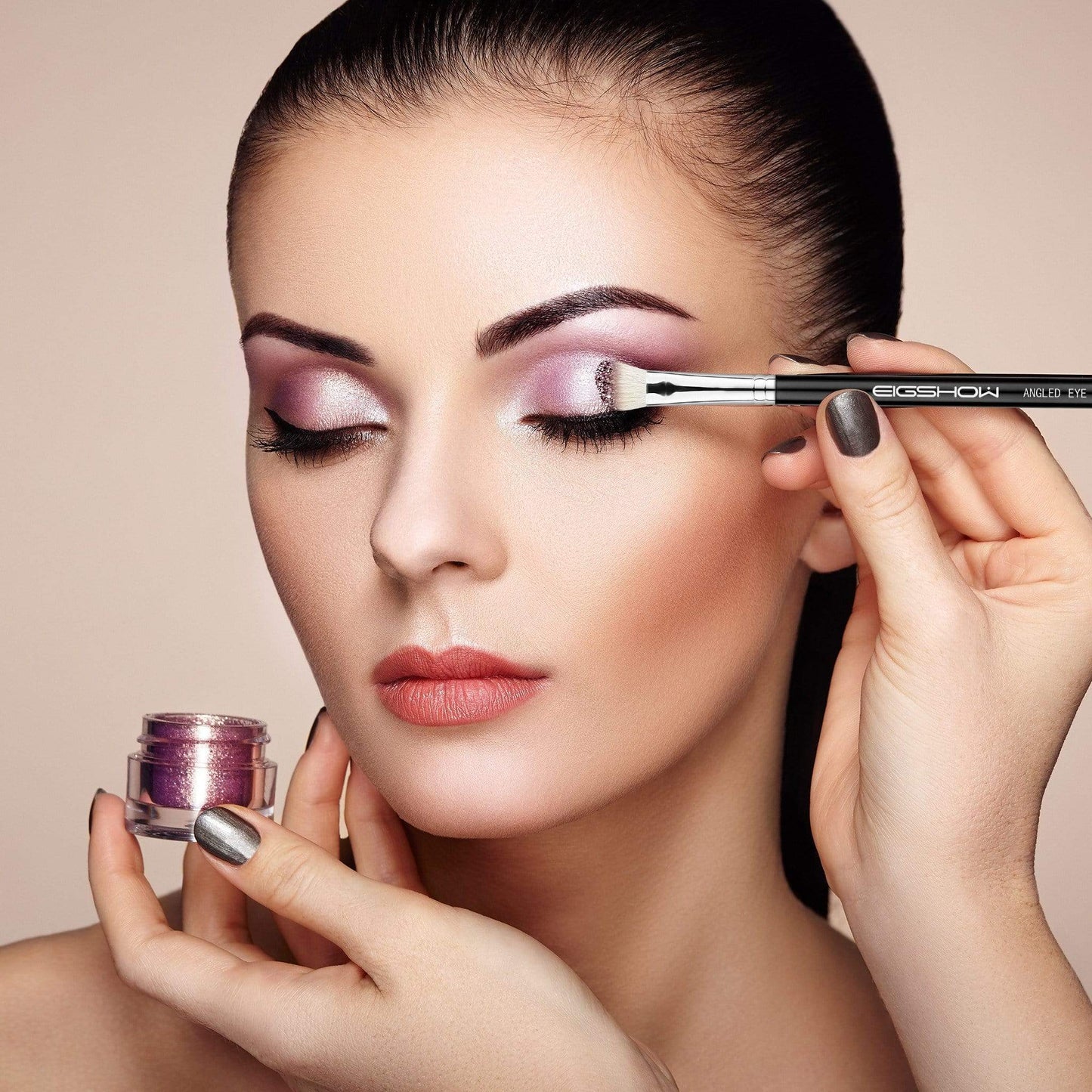 E833 - ANGLED EYE SHADOW BRUSH - EIGSHOW Beauty