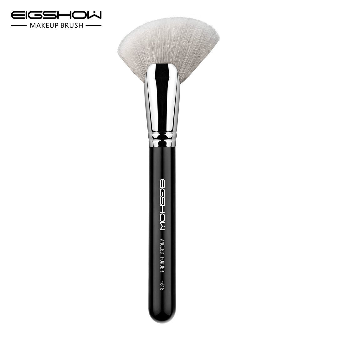 F618 ANGLED BRUSH FOR BLUSH POWDER